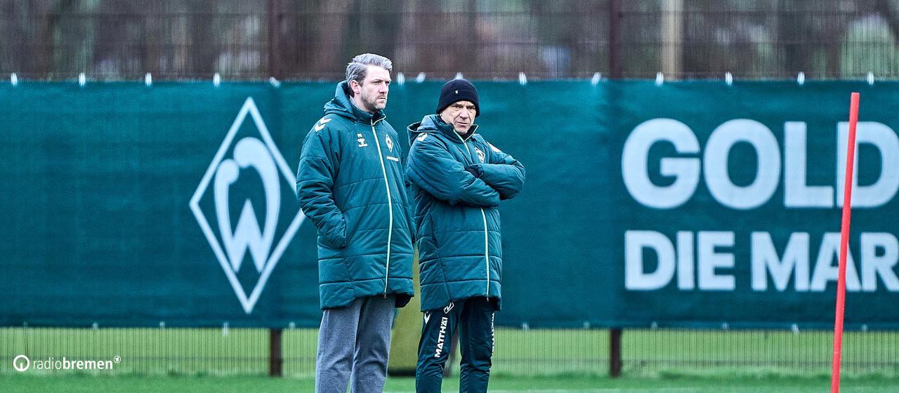 Peter Niemeyer and Horst Steffen watch the training.