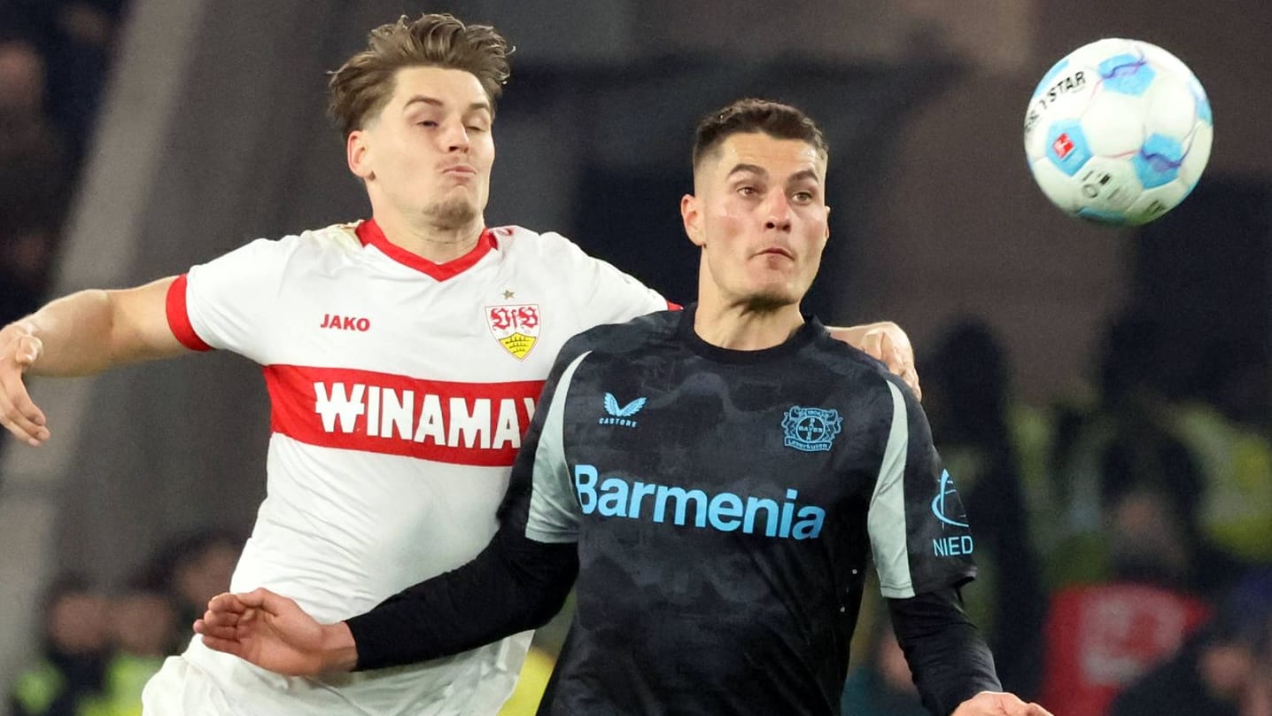Stuttgart's Ramon Hendriks (l.) in a duel with Leverkusen's Patrik Schick: Both teams will meet again on Saturday evening.