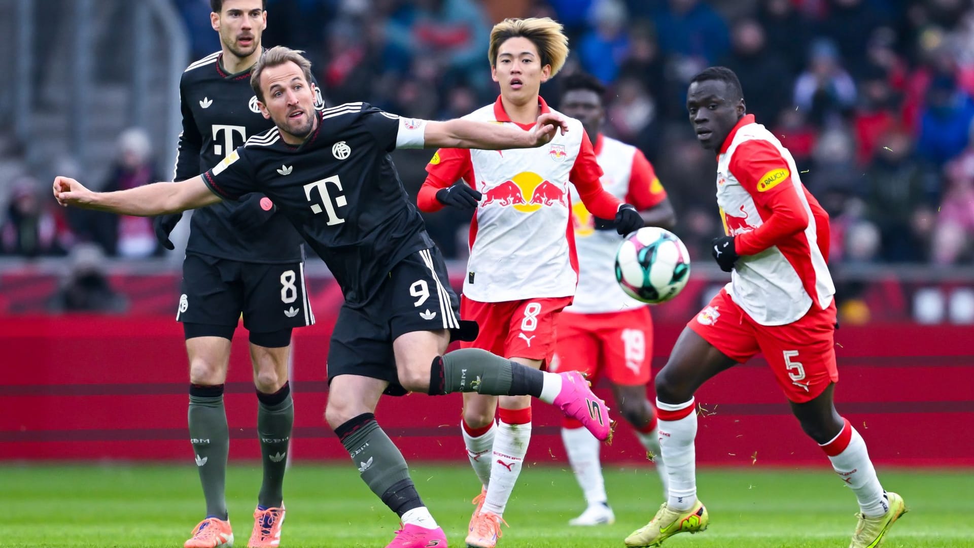 Fully focused: Harry Kane in the game at Red Bull Salzburg.