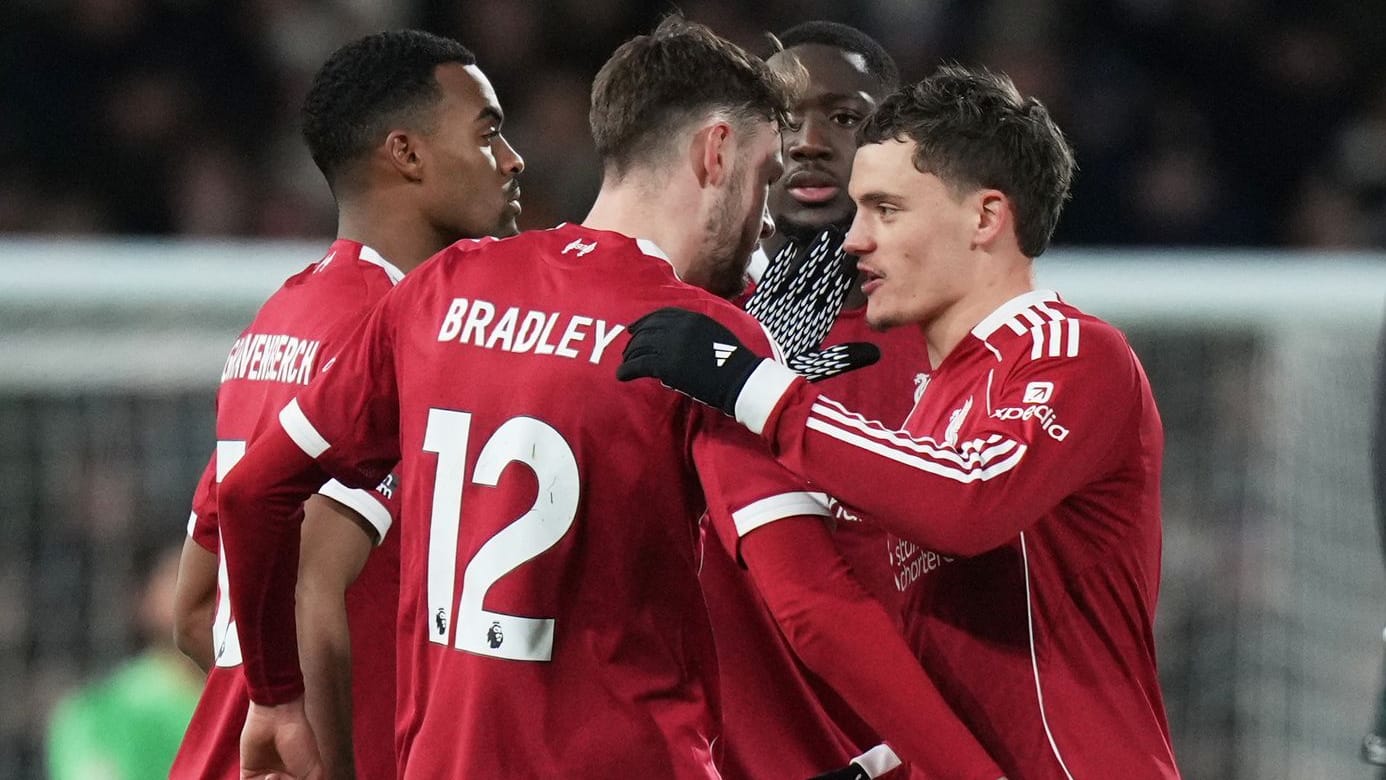 Second goal for Liverpool: Florian Wirtz (r.) is celebrated by his teammates.