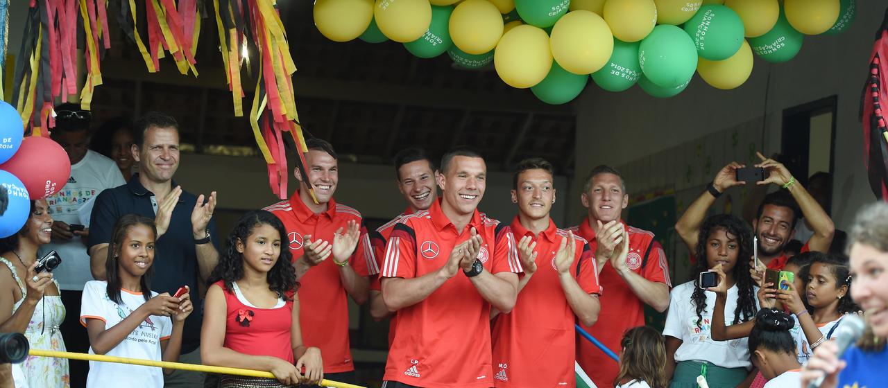 Oliver Bierhoff and players in Campo Bahia