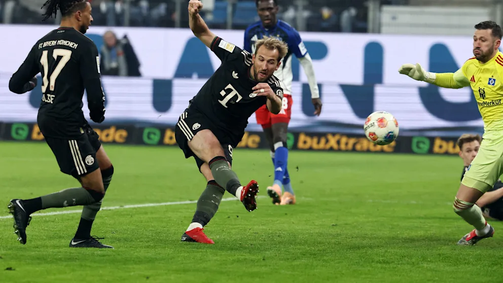 Harry Kane (Mitte) überwindet HSV-Torwart Daniel Heuer Fernandes (in gelb)