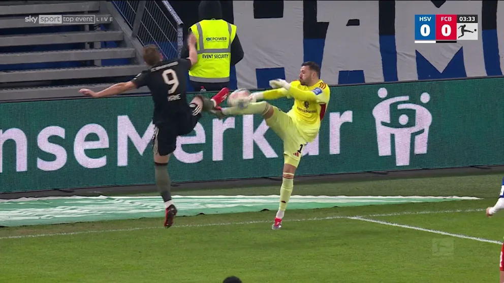 Harry Kane (32) erwischt HSV-Torwart Daniel Heuer Fernandes (33) am Fuß