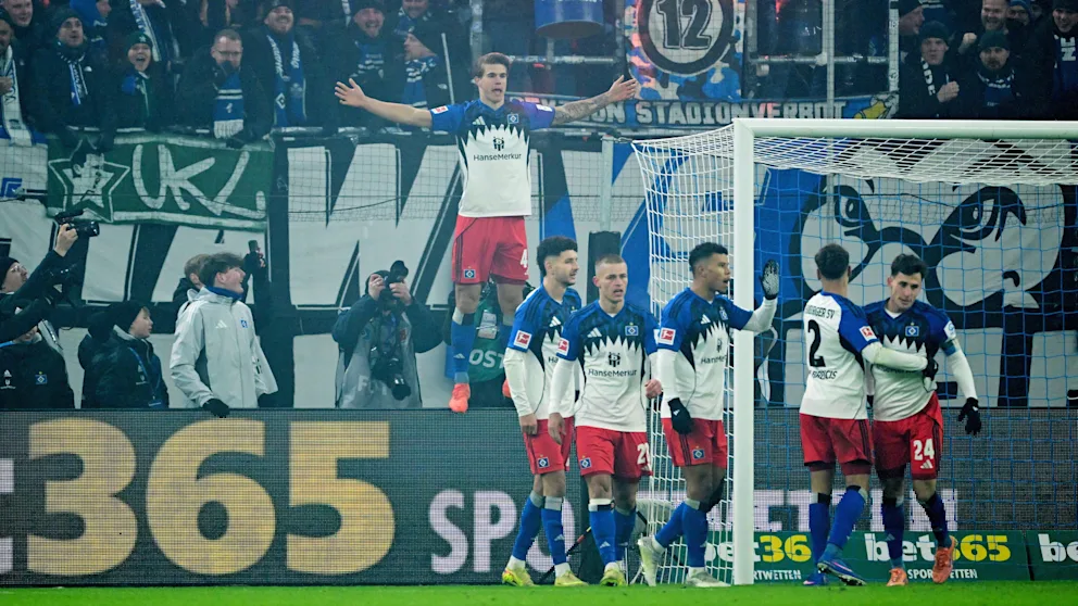 HSV-Star Luka Vuskovic (18) feiert sein Tor zum 2:2