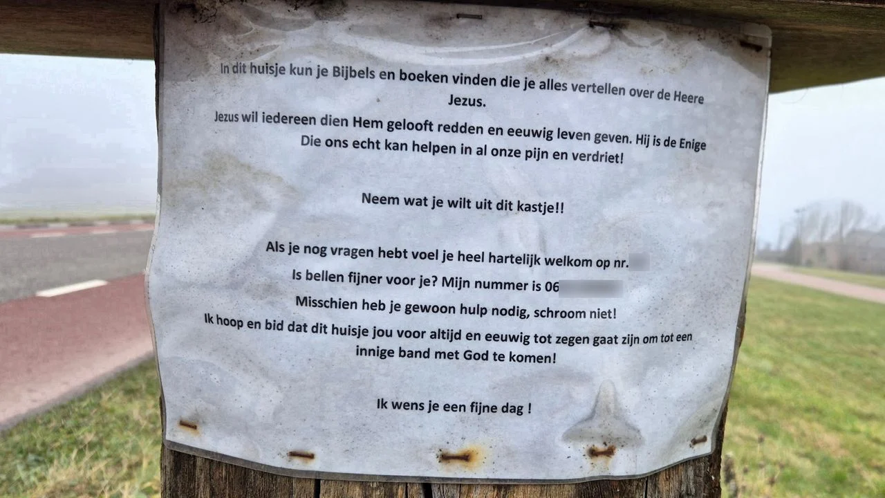 'I hope and pray that this house will forever and ever be a blessing to achieve a close bond with God', it says under the Christian mini library of Sija Snoei from Werkendam (photo: Niek de Bruijn).