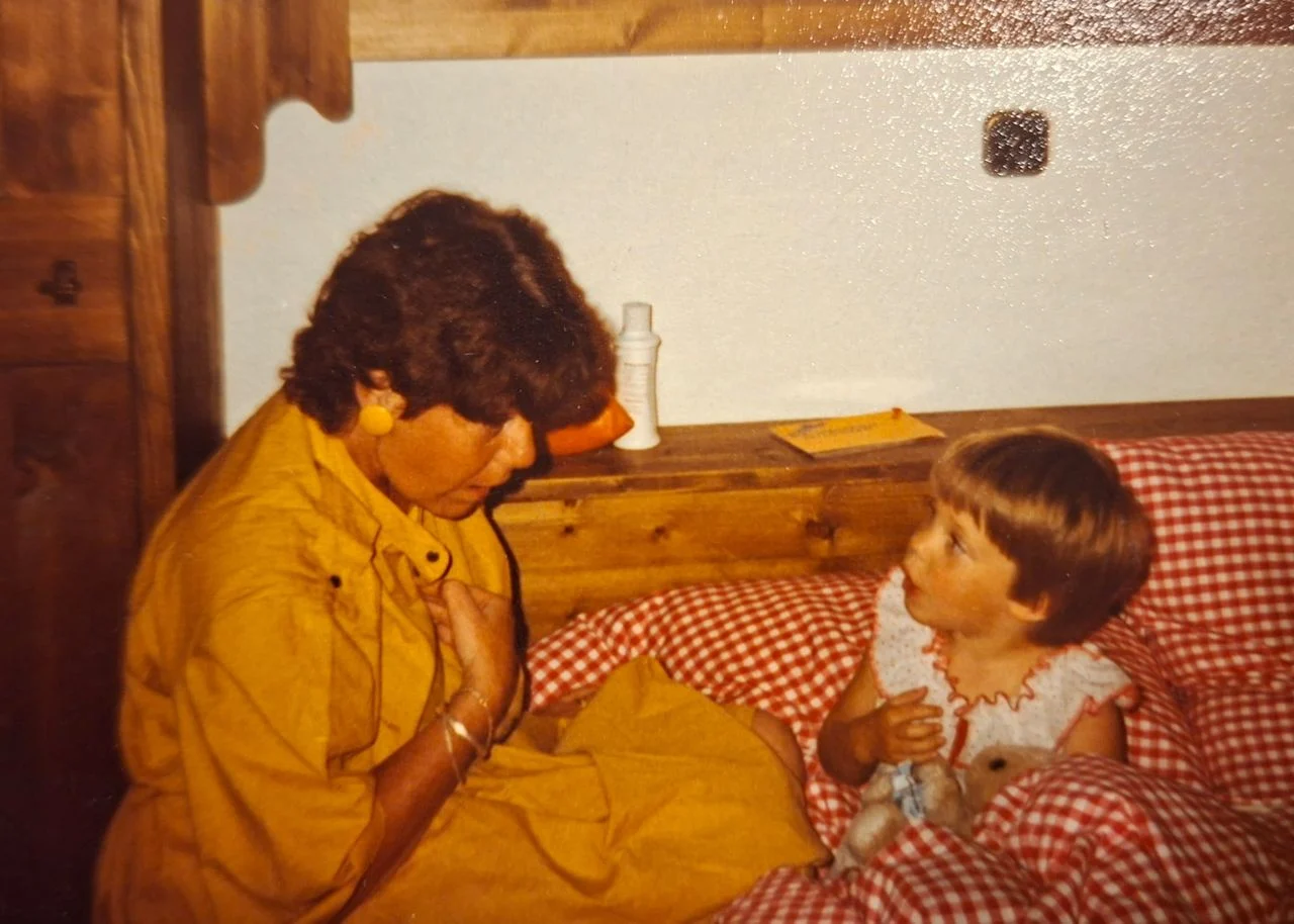 Maaike always calmed down when her aunt Maij sang her favorite lullaby and ruffled her hair.