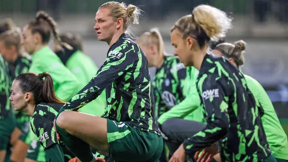 Wolfsburg's player Alexandra Popp stretches. | IMAGO/photo booth Wolfsburg's player Alexandra Popp stretches.