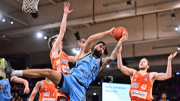 Martin Breunig (M.) from Hamburg Towers claims the ball against two Ulm opponents. | Witters Martin Breunig (M.) from Hamburg Towers claims the ball against two Ulm opponents.