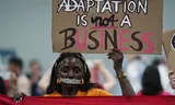 A demonstrator in Belém on Thursday draws attention to adaptation, the adjustments that countries must make due to the consequences of climate change.