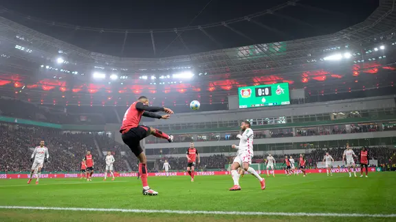 Leverkusen's Jonathan Tah (v.) prevents a Cologne attack in the quarter-finals of the DFB Cup in 2025 | ddp/Sven Simon Leverkusen's Jonathan Tah (from) prevents a Cologne attack in the quarter-finals of the DFB Cup in 2025