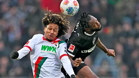 St. Pauli's Ricky-Jade Jones (r.) and Augsburg's Han-Noah Massengo | IMAGO / MIS St. Pauli's Ricky-Jade Jones (r.) and Augsburg's Han-Noah Massengo