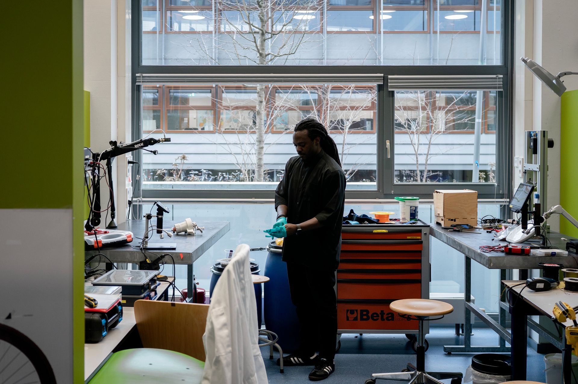 Karlheinz Samenjo in his lab at TU Delft.