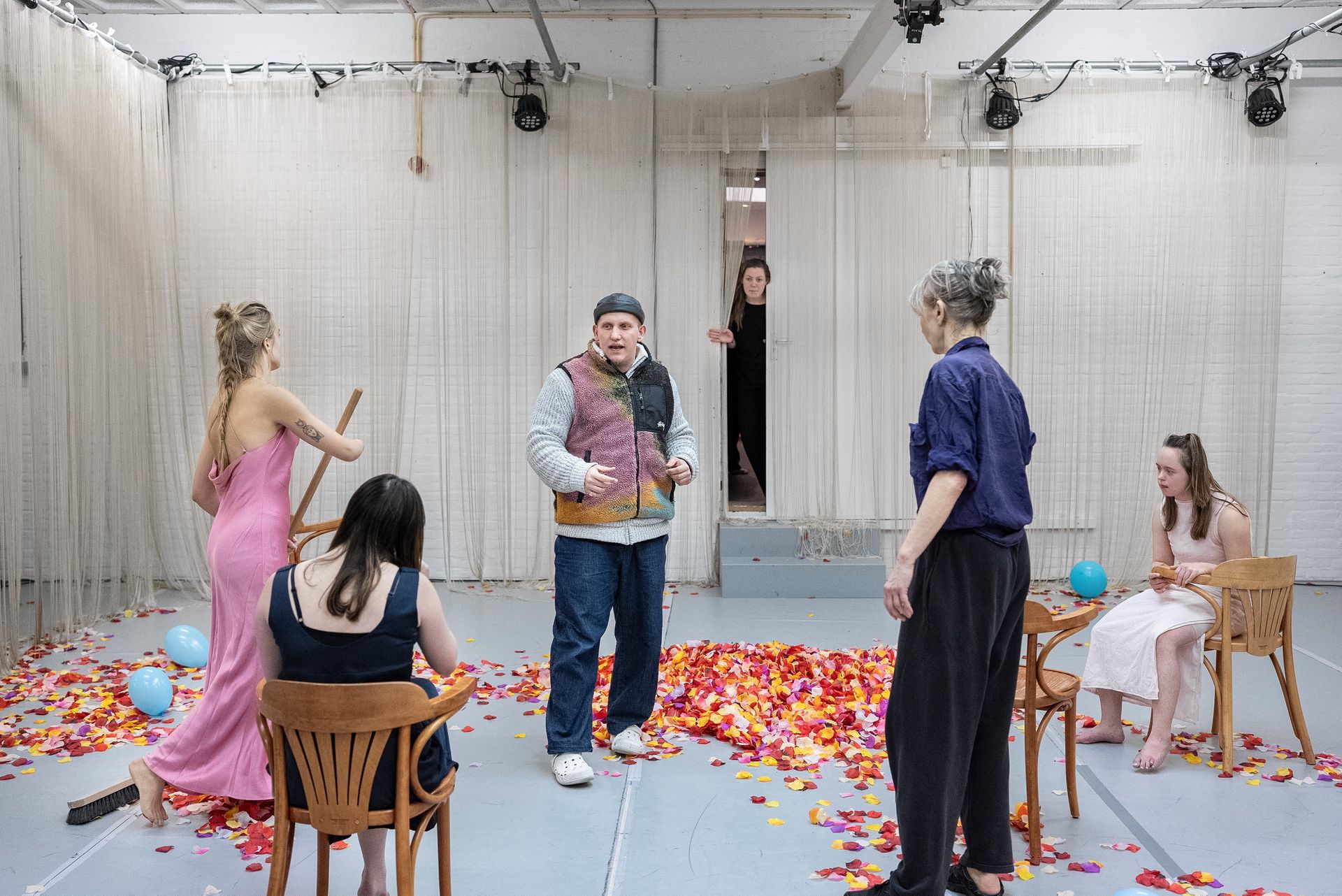 Walk through the performance 'Please Hold My Hand' with choreographer Jordy Dik in the middle.