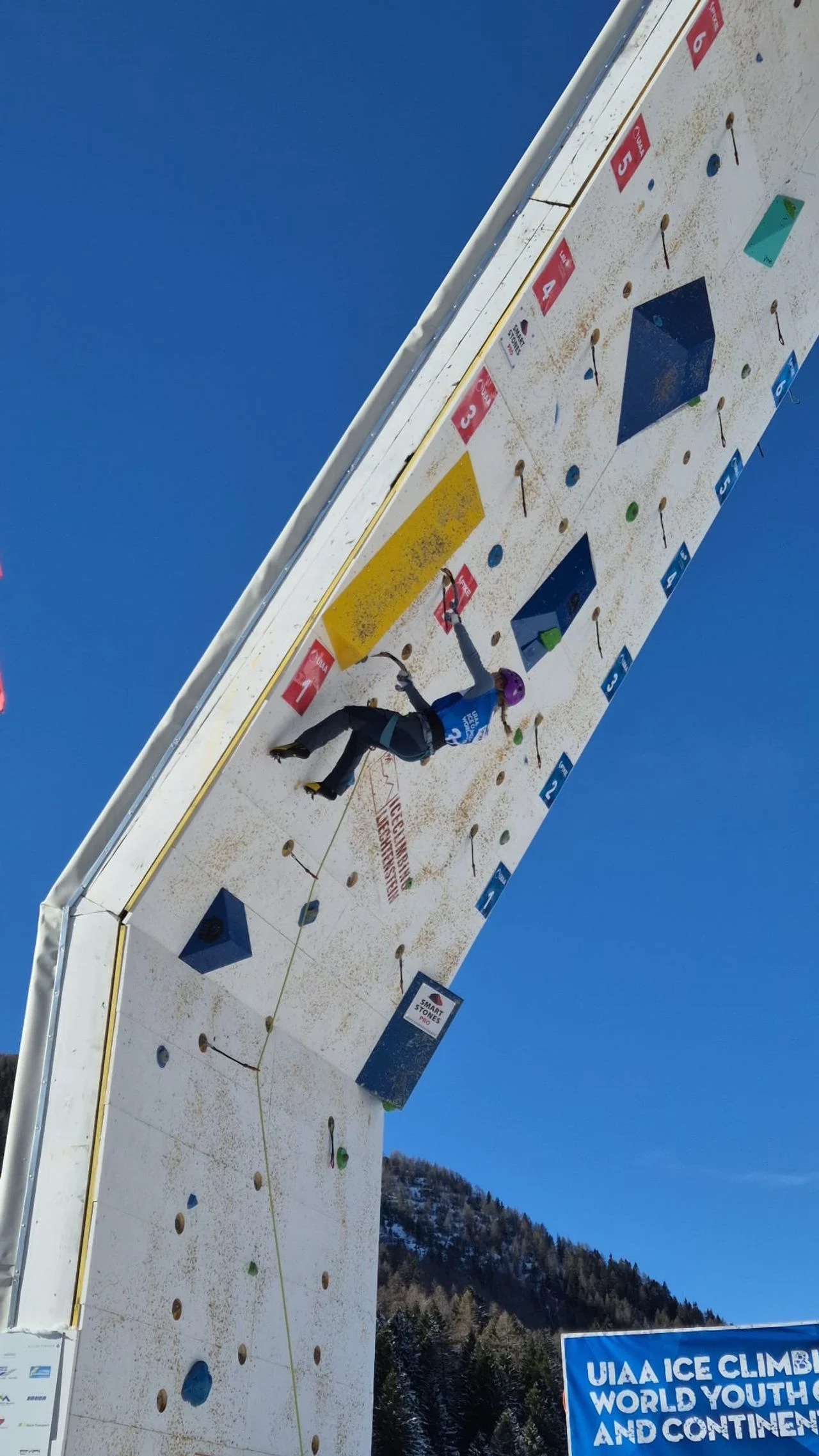 Ice climber Elin van der Lee in the final of the youth World Cup.