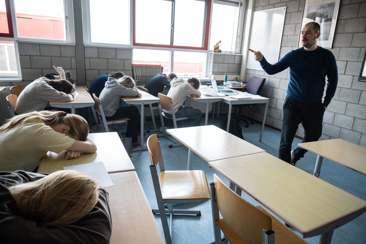 All students must put their heads on the table when Korenblik asks a question about a fragment.