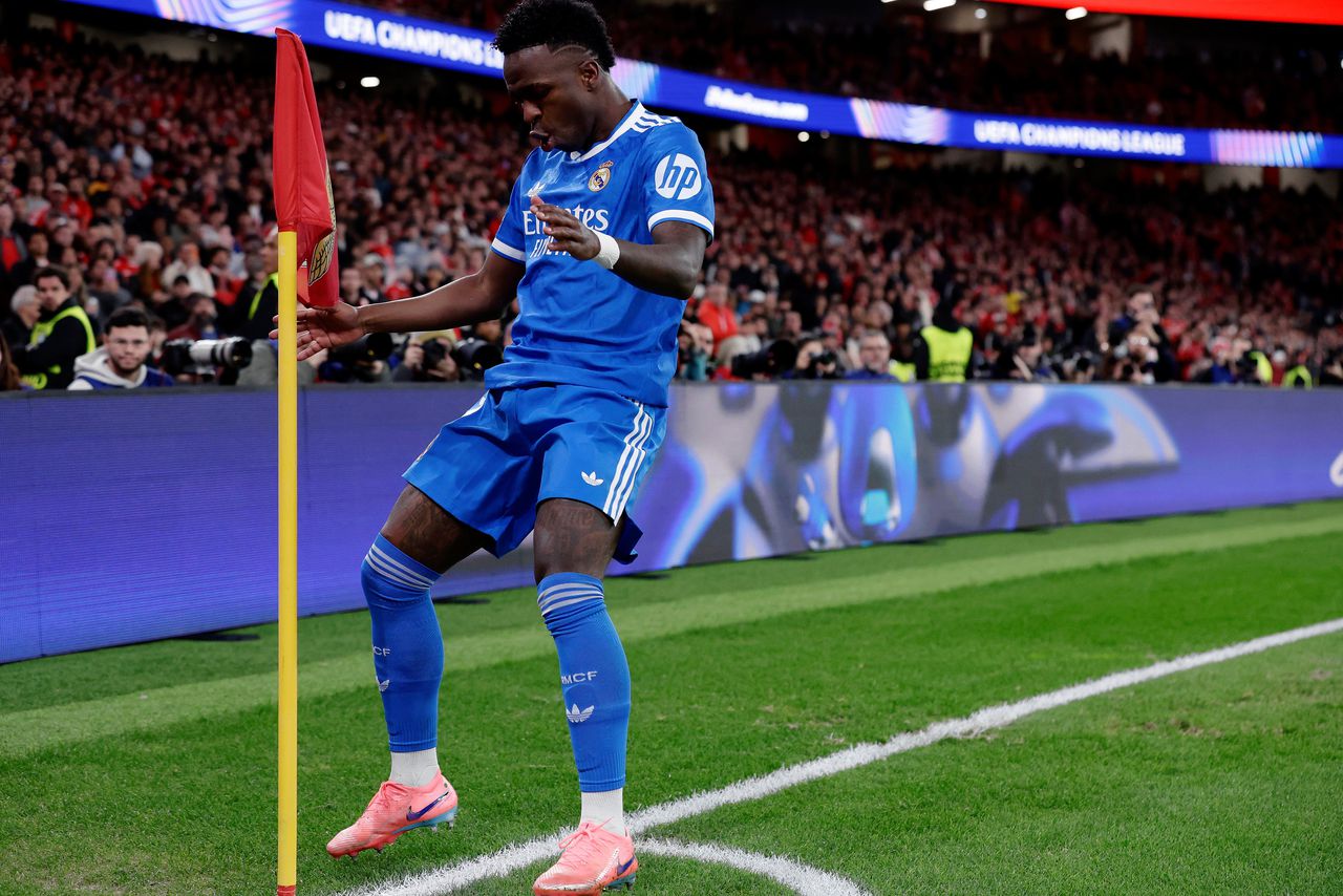 Real Madrid striker Vinicius Junior celebrates his goal (the 0-1) against Benfica while dancing near the corner flag.