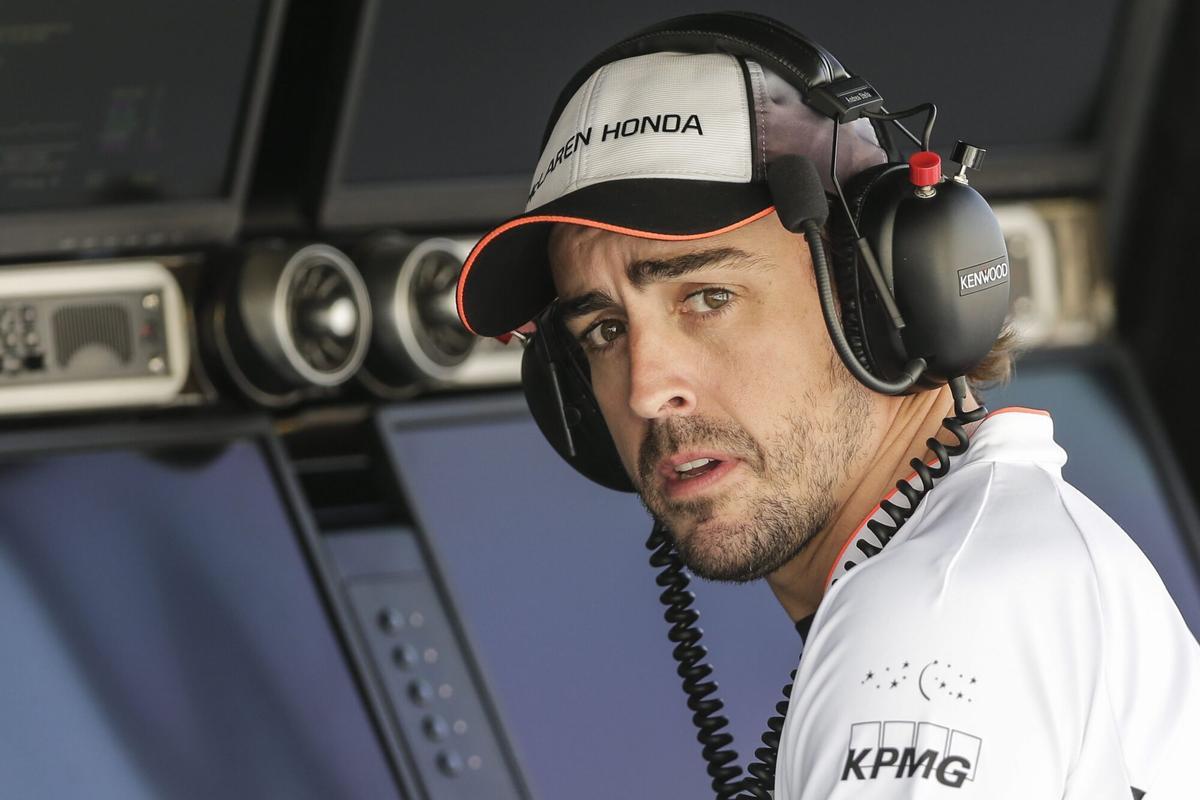 VXH05. Manama (Bahrain), 04/02/2016.- Spanish Formula One driver Fernando Alonso of McLaren-Honda follows the third practice session of the Bahrain Formula One Grand Prix at the Sakhir circuit near Manama, Bahrain, 02 April 2016. The 2016 Formula One Grand Prix of Bahrain will take place on 03 April 2016. (Bahrain) EFE/EPA/VALDRIN XHEMAJ