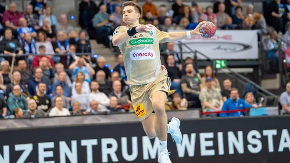 Renars Uscins from Hannover-Burgdorf climbs up to throw. | IMAGO / Lobeca Renars Uscins from Hannover-Burgdorf climbs up to throw.