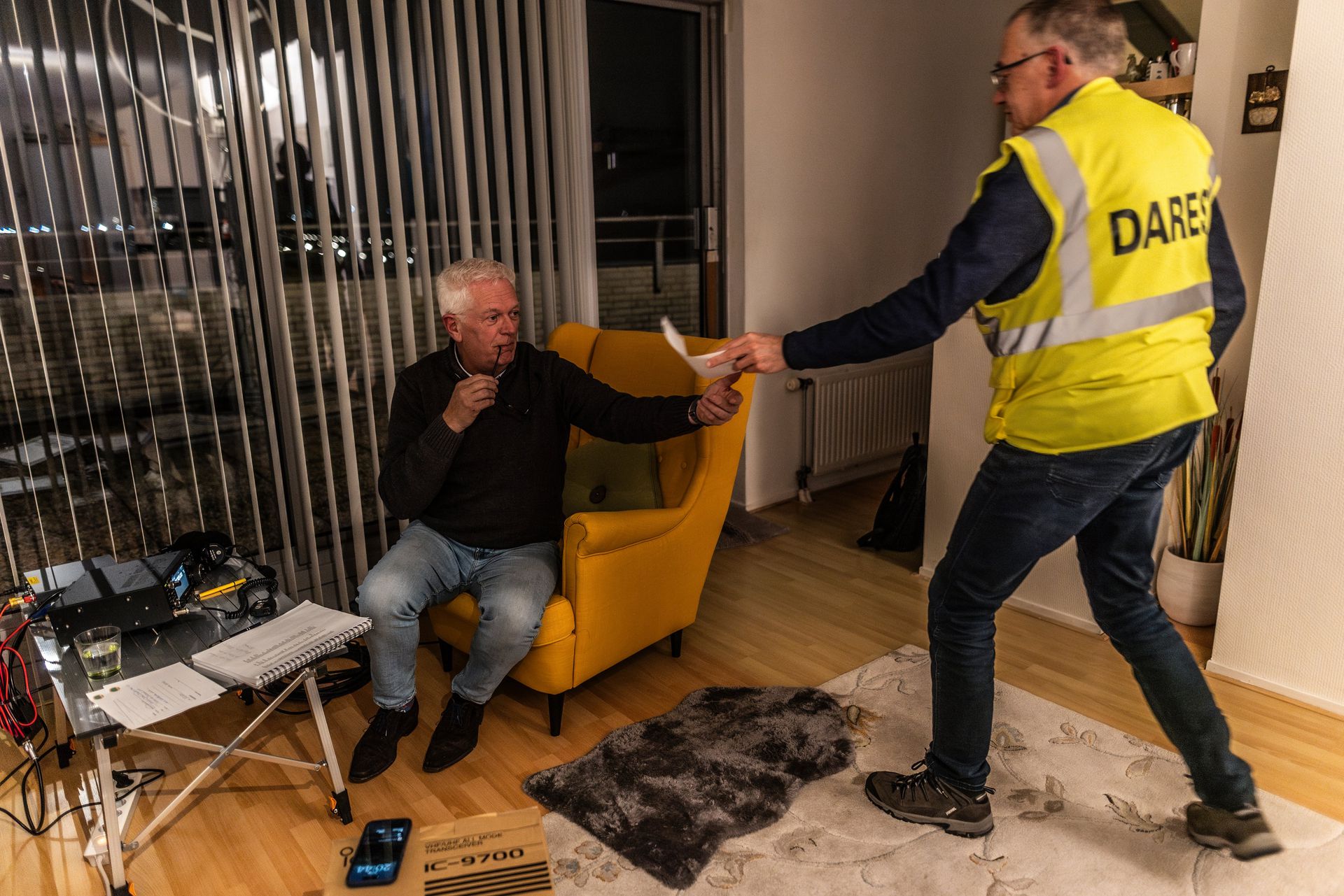 Paul Oor gives a note with an emergency situation to Hans Leemans. 