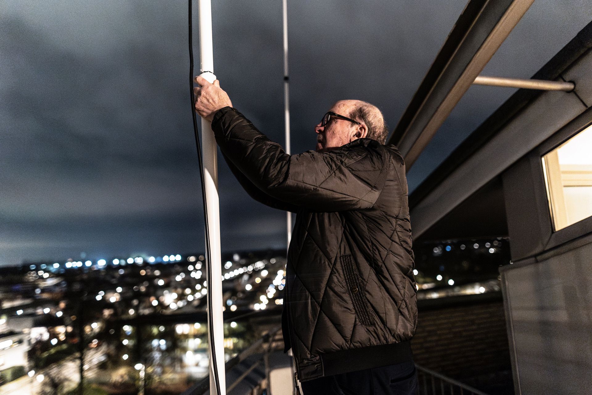 Dick Verburg takes the antenna down at the end of the exercise. 