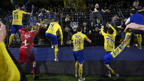The SK Beveren professionals are celebrating their promotion with their fans © IMAGO | The SK Beveren professionals are celebrating their promotion with their fans
