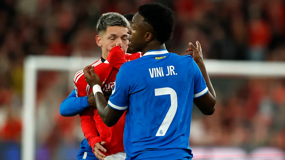 Gianluca Prestianni (l./20) und Vinicius Jr. (25) beim Playoff-Hinspiel