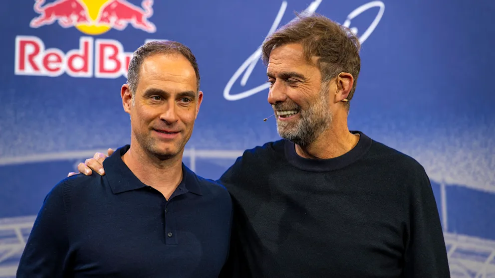 Oliver Mintzlaff (50/l.) und Jürgen Klopp (58) bei der Vorstellung Klopps bei RB Anfang 2025