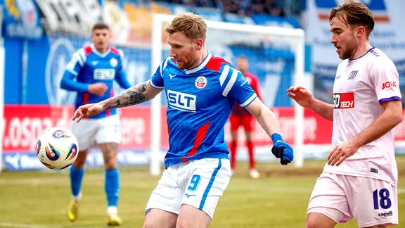 Hansas Andreas Voglsammer (l.) in a duel with Lars Kehl (VfL Osnabrück) | IMAGO/Andy Bünning Hansas Andreas Voglsammer (l.) in a duel with Lars Kehl (VfL Osnabrück)