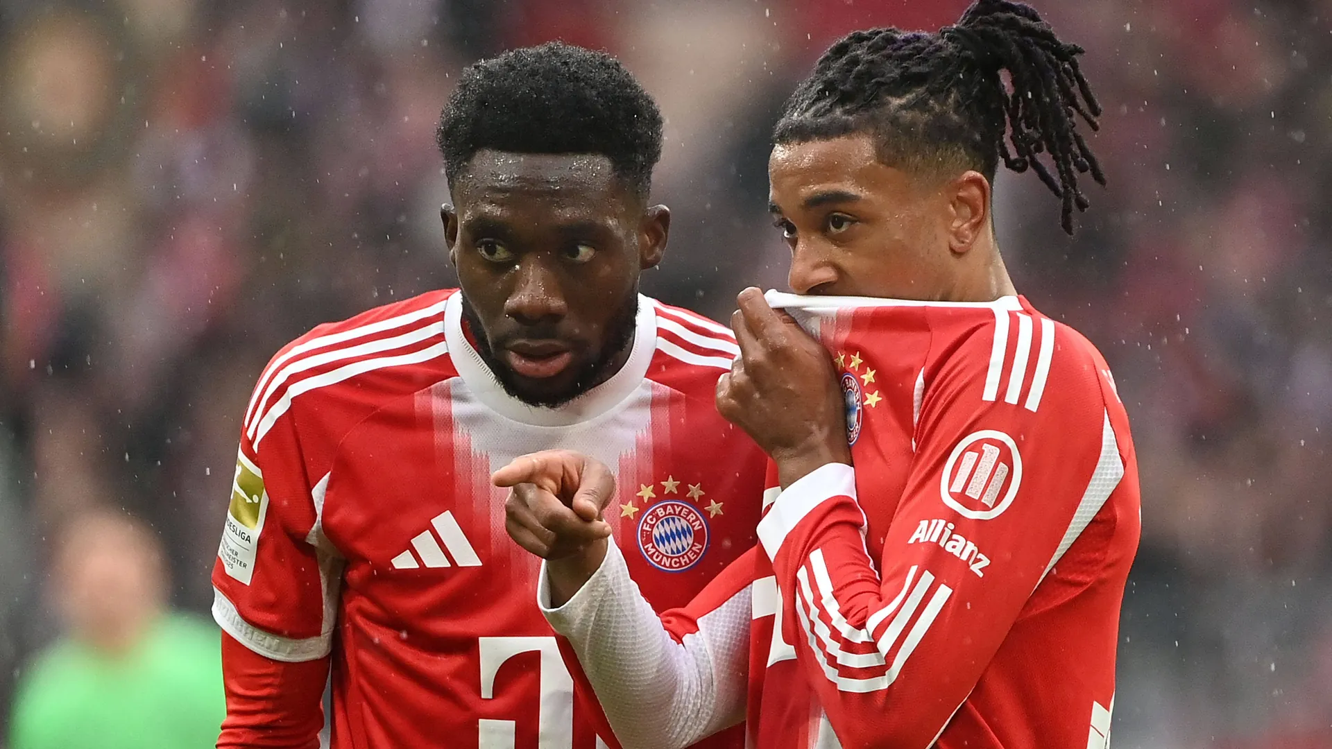 Alphonso Davies (l.) next to Michael Olise: The full-back was injured on Saturday. Alphonso Davies (l.) next to Michael Olise: The full-back was injured on Saturday.