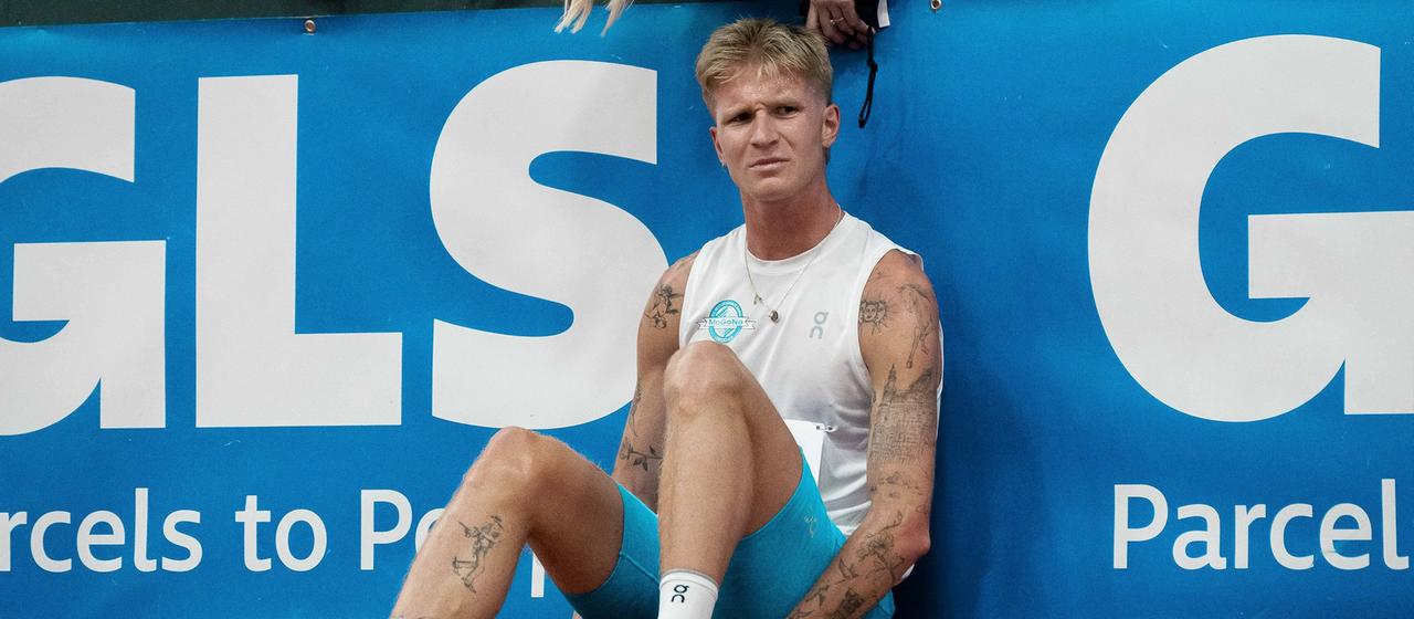 Robert Fraken sits injured on the ground at the German indoor championships