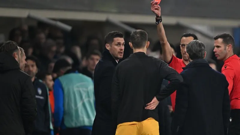 In the game against Atalanta Bergamo, Dortmund's Nico Schlotterbeck sees the red card. In the game against Atalanta Bergamo, Dortmund's Nico Schlotterbeck sees the red card.