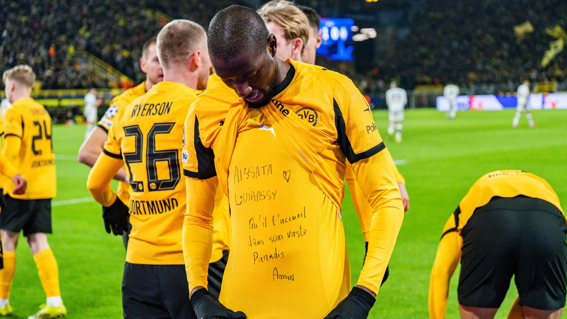 After his goal to make it 1-0, Serhou Guirassy shows the emotional message under his jersey.