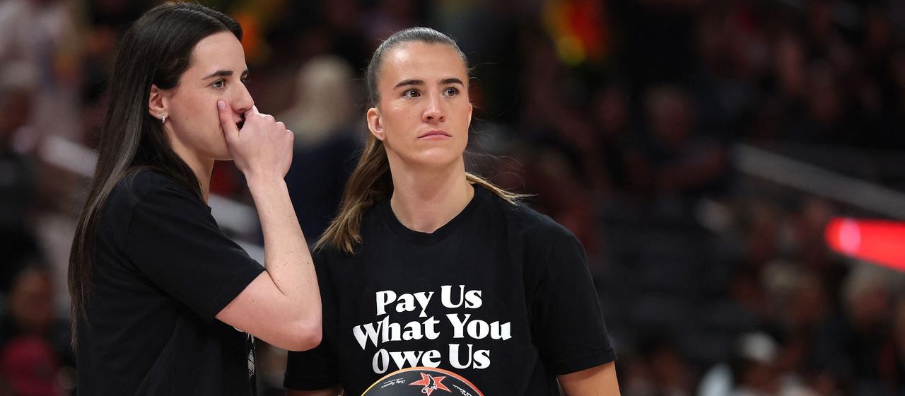 Caitlin Clark (l.), Sabrina Ionescu at the WNBA Allstar Game 