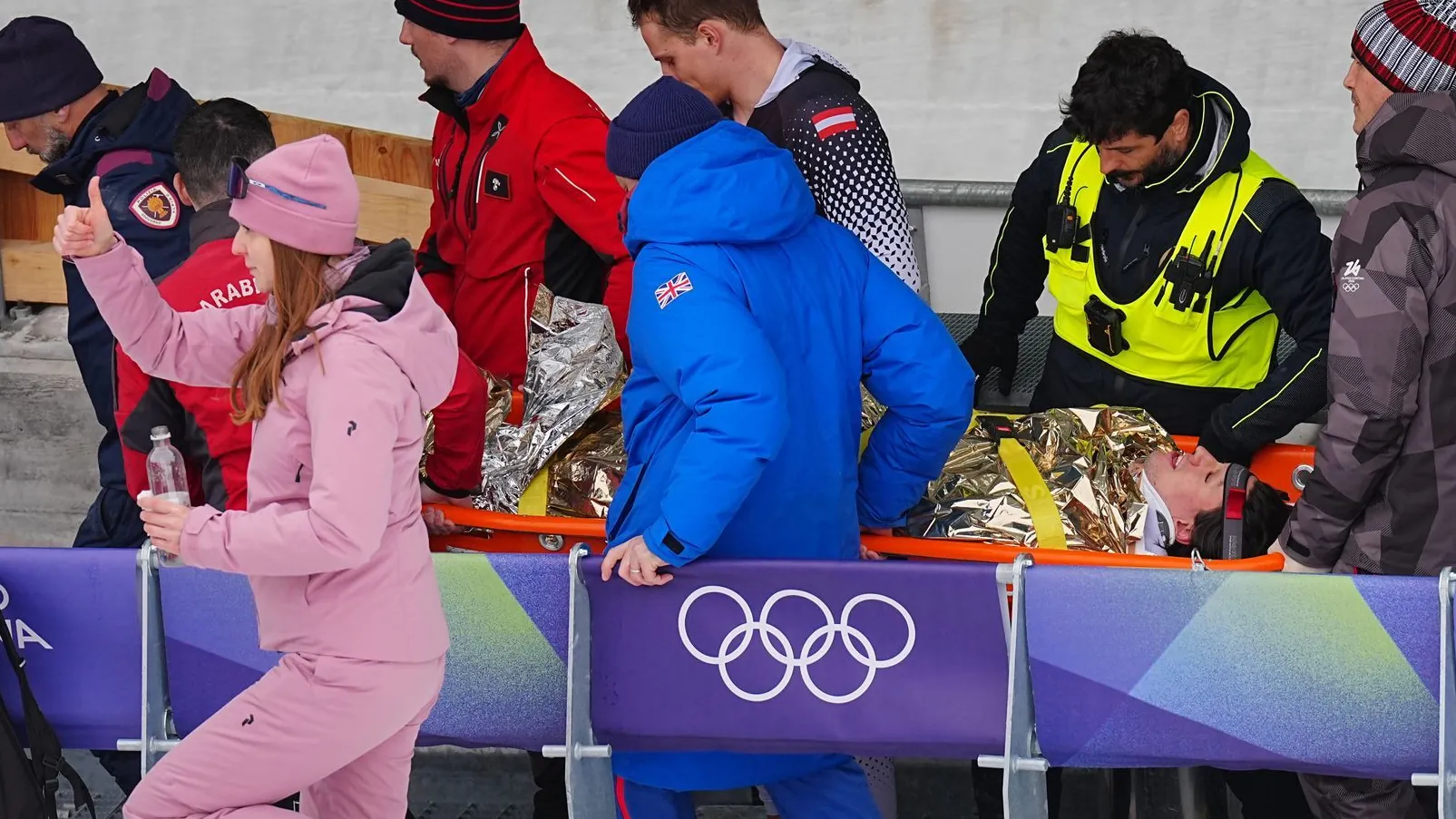 Jakob Mandlbauer is transported away on a stretcher: the Olympic Games ended badly for him. Jakob Mandlbauer is transported away on a stretcher: the Olympic Games ended badly for him.
