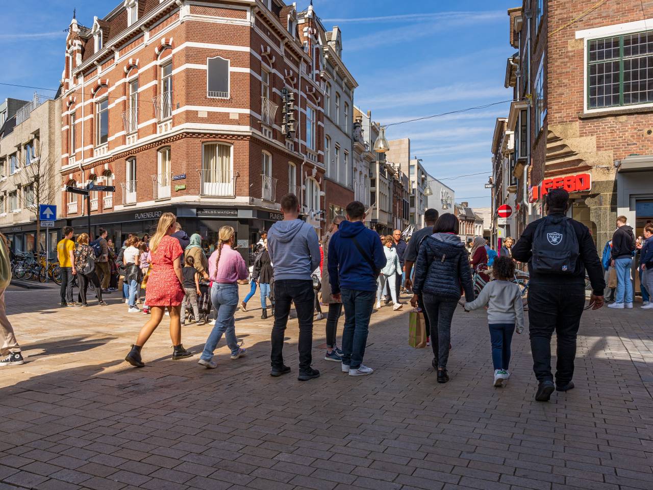 https://api.omroepbrabant.nl/img/f/$width$/$height$/0.53/0.45/cmV2aXNpb25zLzQ1MzM0ODAtMS5qcGc_c2U9MjA0NS0wMS0wMVQxMCUzQTQwJTNBMDBaJnNpZz1RM2pnV 3JSaUlkZnRHWUoyT01HUTQ5Y1IybTBHbUhIS2I5blElMkZ5bUppdVklM0Qmc3A9ciZzcHI9 aHR0cHMmc3I9YiZzdD0yMDI1LTAxLTAxVDEwJTNBNDAlM0EwMFomc3Y9MjAyMC0xMC0wMg==