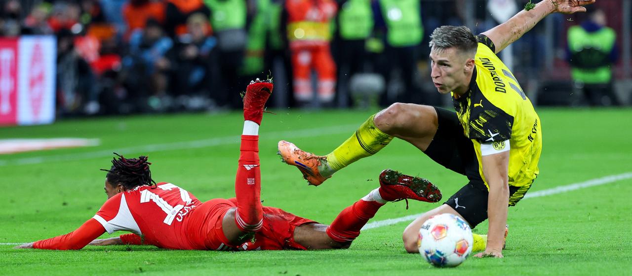 Dortmund's Nico Schlotterbeck in a duel with Michael Olise from FC Bayern