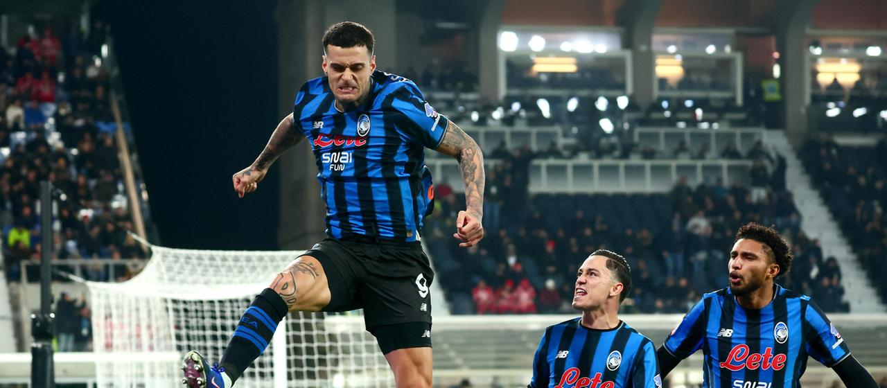 Atalanta's Gianluca Scamacca (l.) celebrates his goal to make it 1-0.