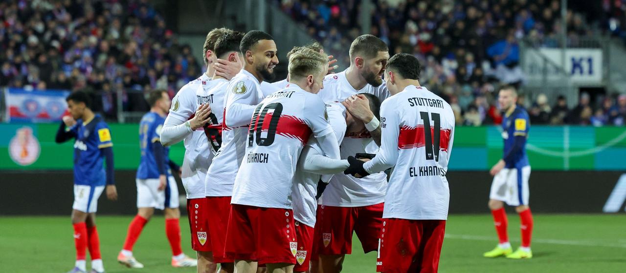 The Stuttgart team celebrates Deniz Undav after his goal in the game against Holstein Kiel