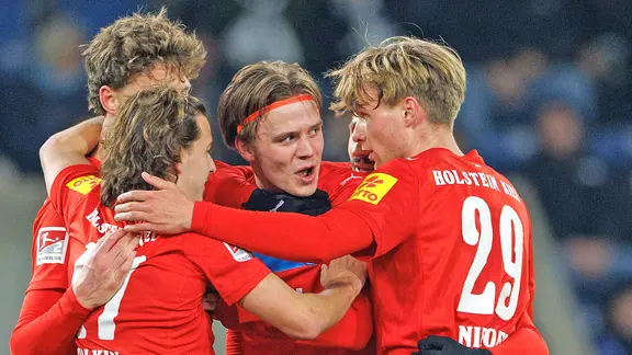 Cheers from the footballers from Holstein Kiel | picture alliance/dpa | Friso Gentsch Celebrations from the footballers from Holstein Kiel