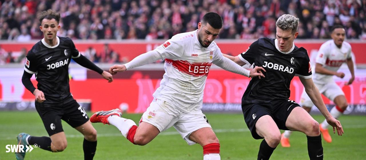 Deniz Undav, VfB Stuttgart, in a duel with Matthias Ginter from SC Freiburg.
