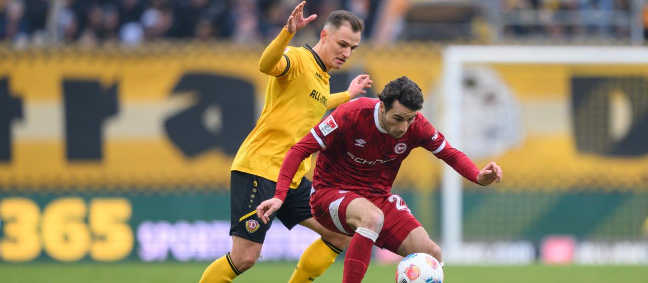 Bielefeld's Christopher Lannert (r.) in a duel with Dresden's Jakob Lemmer