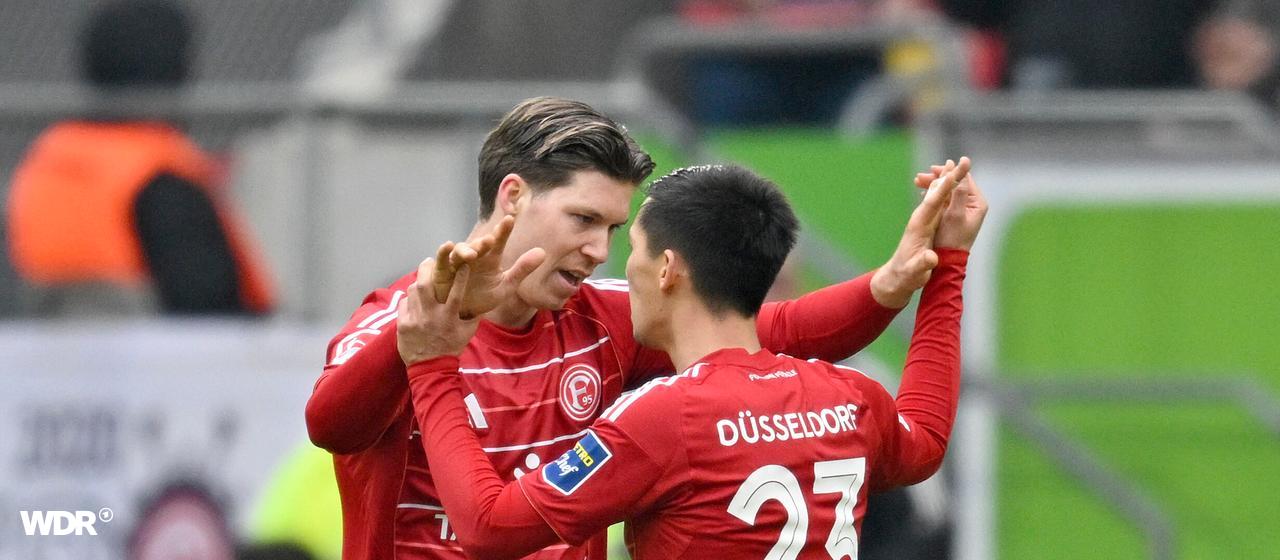 Düsseldorf's Shinta Appelkamp (r.) and Cedric Itten celebrate a goal in the game against Paderborn