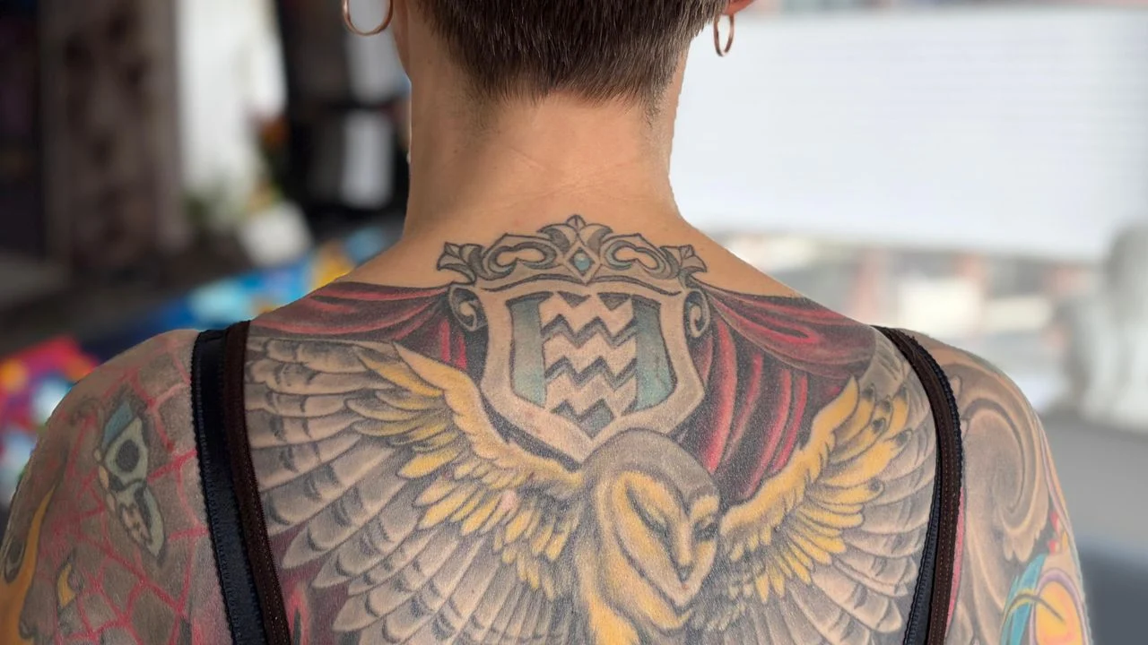 The logo with the horizontal waves, vibes, on the back of Eefke Boelhouwers (photo: Rogier van Son).