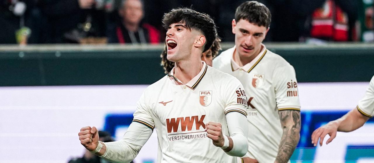 Augsburg's Rodrigo Ribeiro (from) celebrates his goal in the game against 1. FC Köln