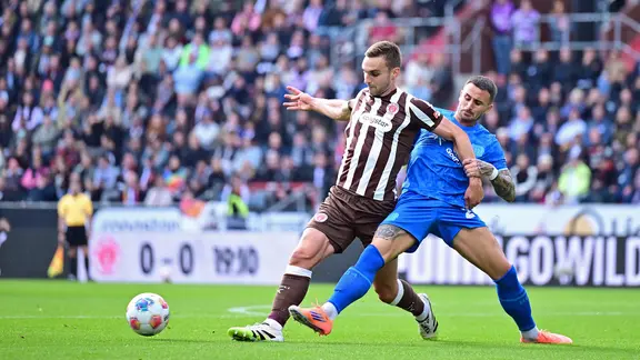 St. Pauli's James Sands (l.) in a duel with Leverkusen's Aleix Garcia | Witters/Tim Groothuis St. Pauli's James Sands (l.) in a duel with Leverkusen's Aleix Garcia