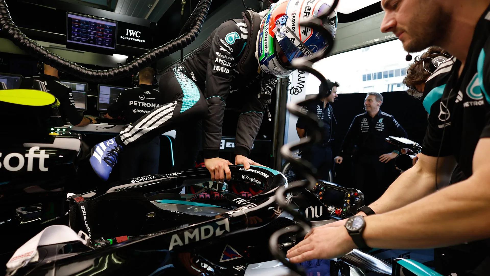 Driver Kimi Antonelli at the Mercedes in the racing team's pits: The team initiated investigations by the FIA.
