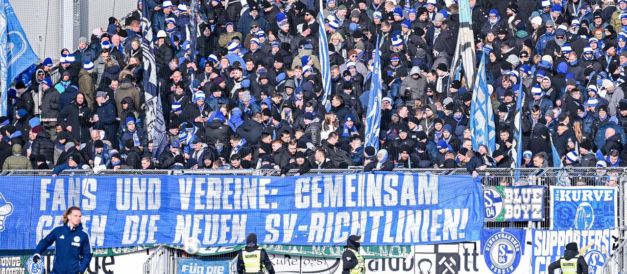 Protest among fans of Schalke 04 against a new version of the stadium ban guidelines