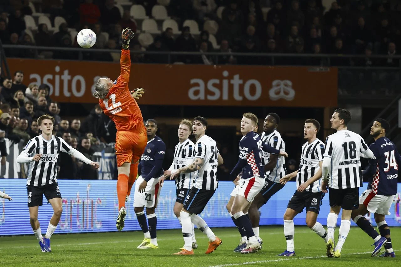Heracles goalkeeper Remko Pasveer in action during Heracles - PSV (photo: ANP).