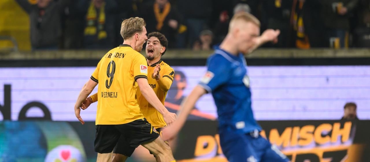 Dresden's Vincent Vermeij (l.) celebrates with Ben Bobzien after his goal to make it 1-0