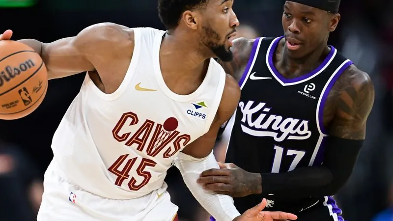 No longer wearing the Sacramento Kings jersey: Dennis Schröder (r.).